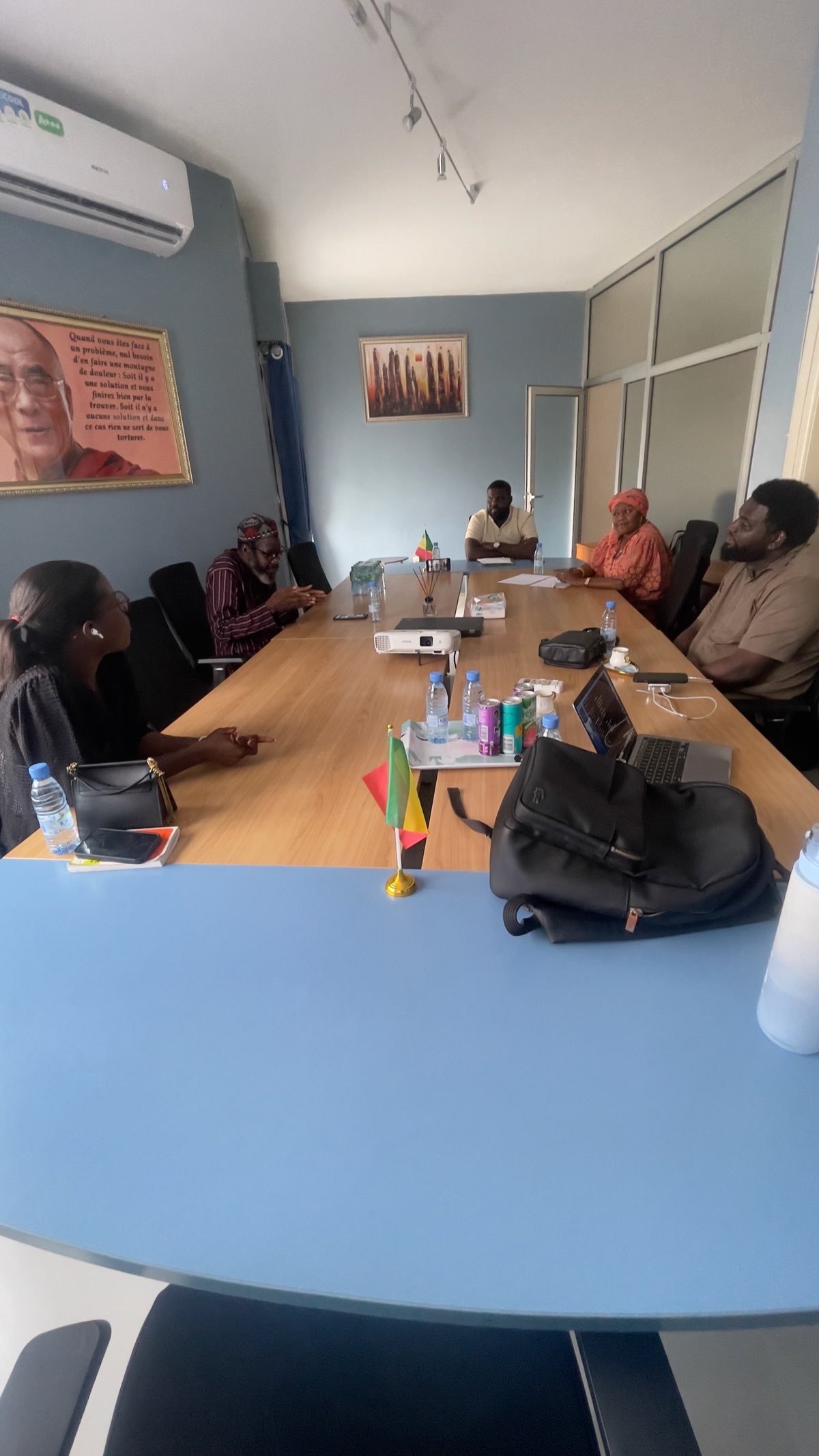 Membres et responsables de l'AGRS réunis autour de la table de conférence, lors d'une rencontre dans les locaux de l'association à Dakar